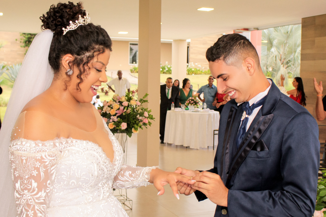 Noiva e noivo trocando as alianças casamento São Gonçalo do Sapucaí - MG 