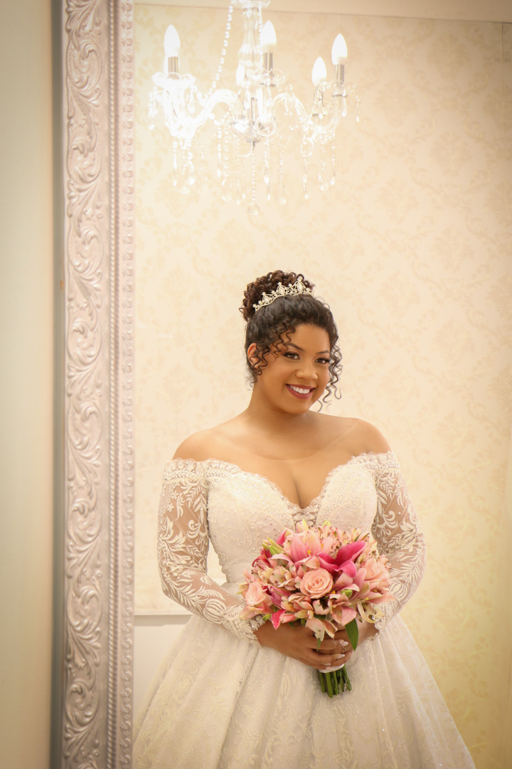 Noiva com seu Vestido  casamento São Gonçalo do Sapucaí - MG