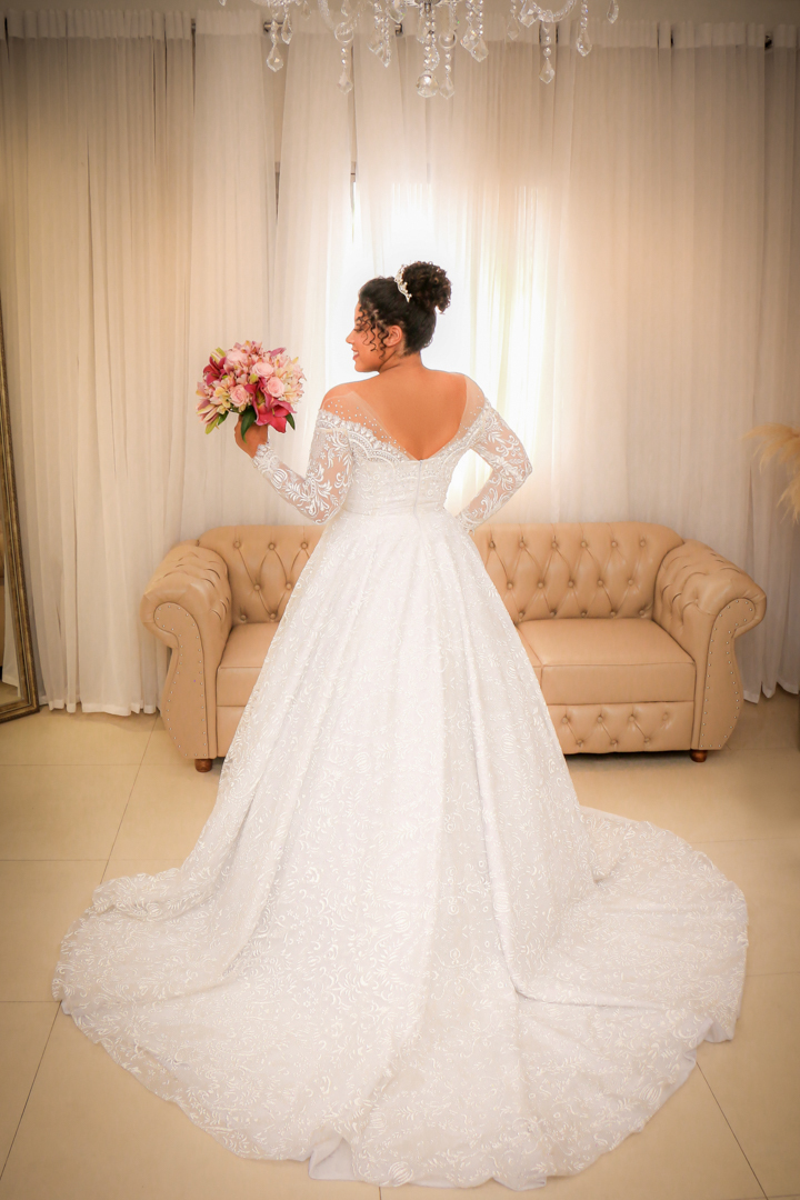 Noiva com seu Vestido  casamento São Gonçalo do Sapucaí - MG