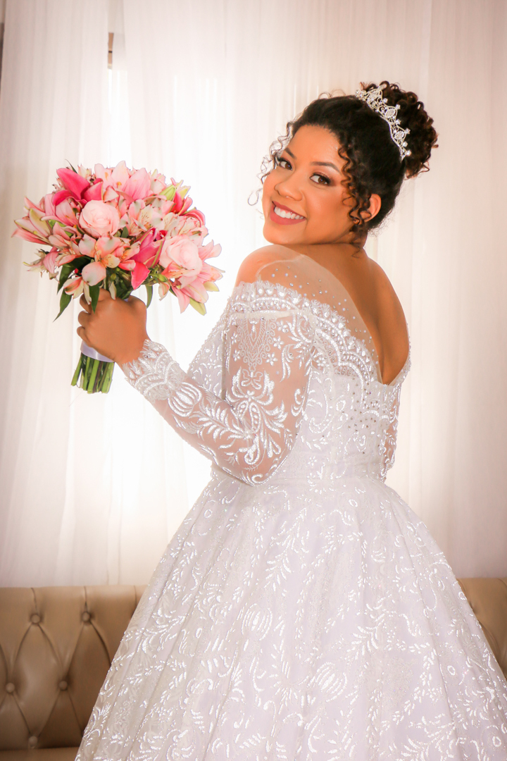 Noiva com seu Vestido  casamento São Gonçalo do Sapucaí - MG