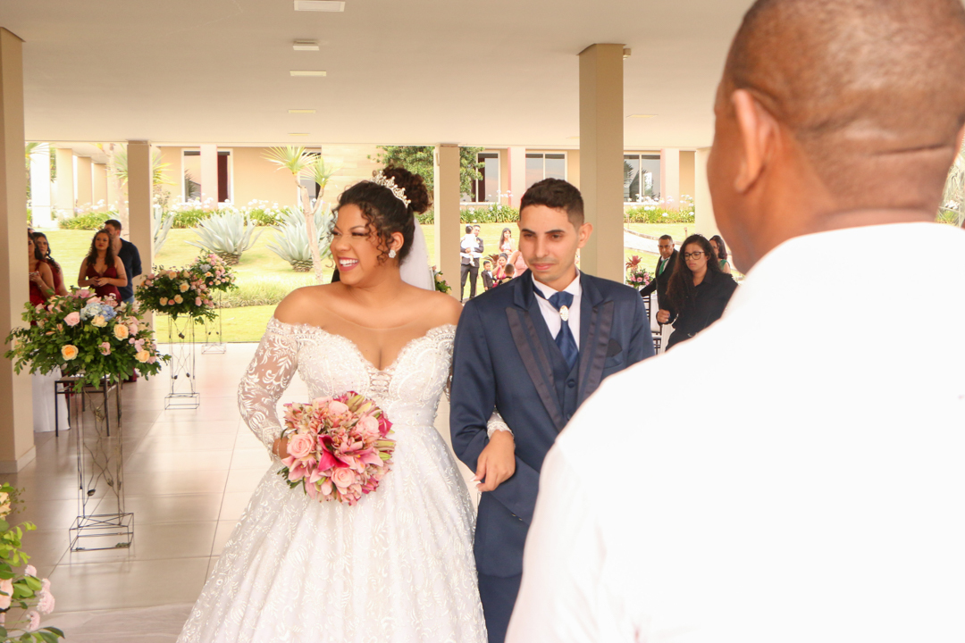 noivo e noiva no altar casamento São Gonçalo do Sapucaí - MG 