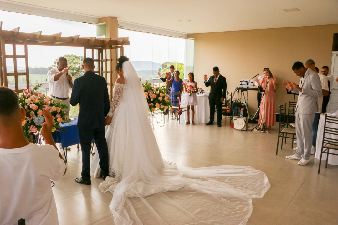 noivo e noiva no altar casamento São Gonçalo do Sapucaí - MG 