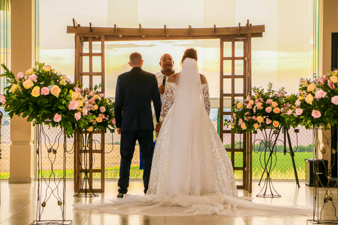 noivo e noiva no altar casamento São Gonçalo do Sapucaí - MG 