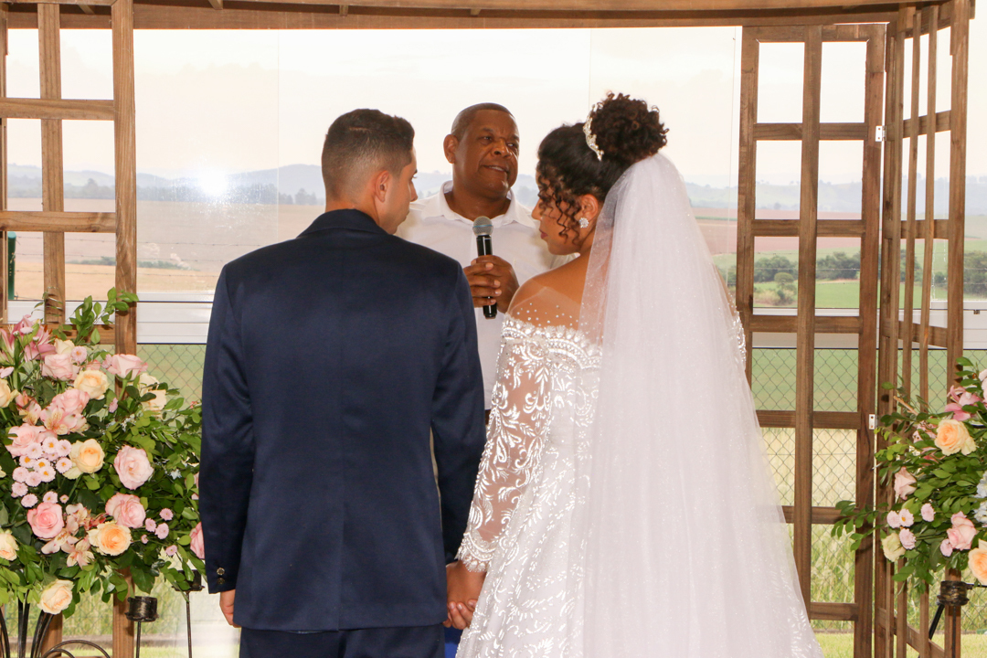 noivo e noiva no altar casamento São Gonçalo do Sapucaí - MG 