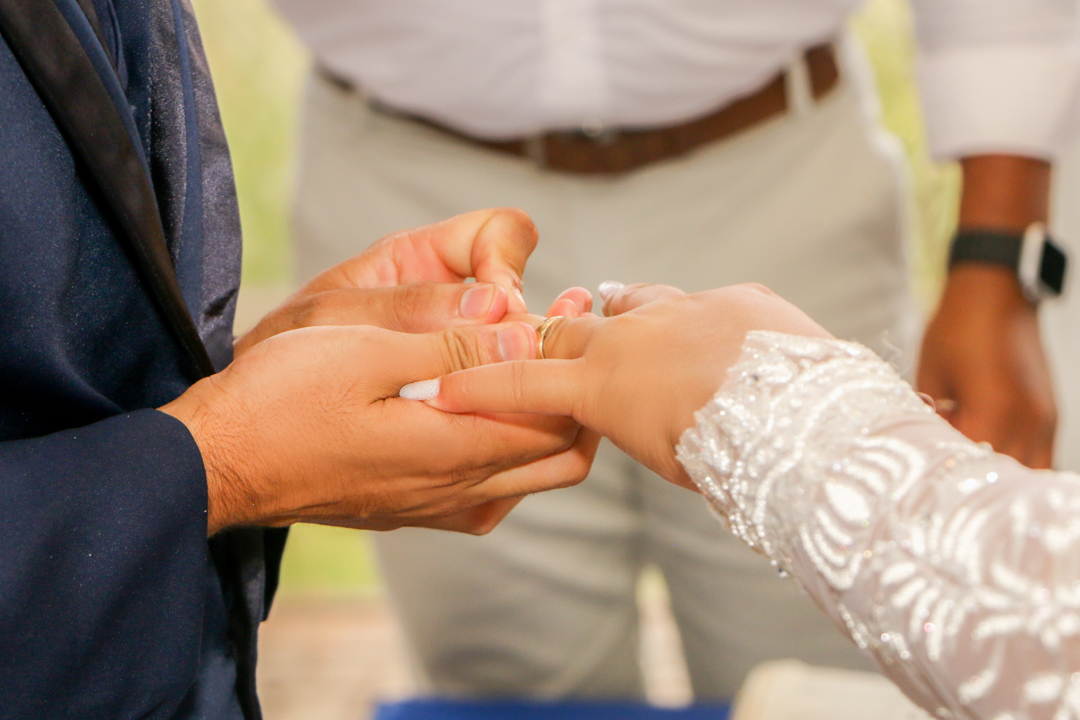 Noiva e noivo de Mãos dadas casamento São Gonçalo do Sapucaí - MG 