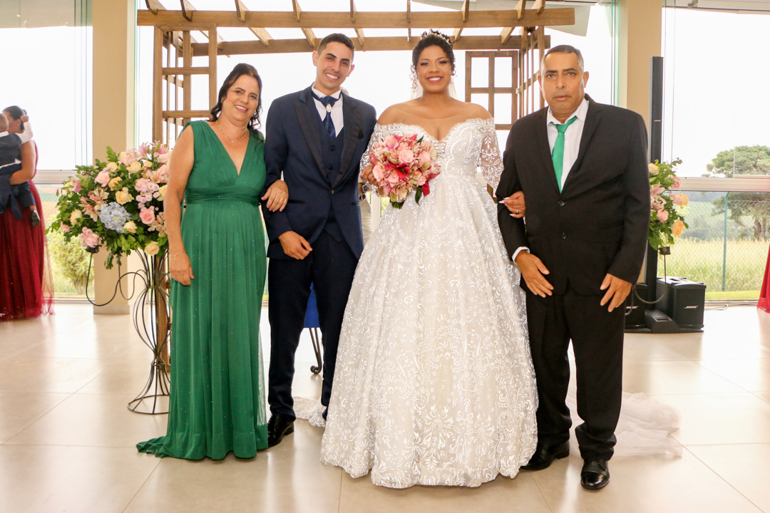 noiva e noivo recém casados com os pais casamento São Gonçalo Sapucaí - MG  