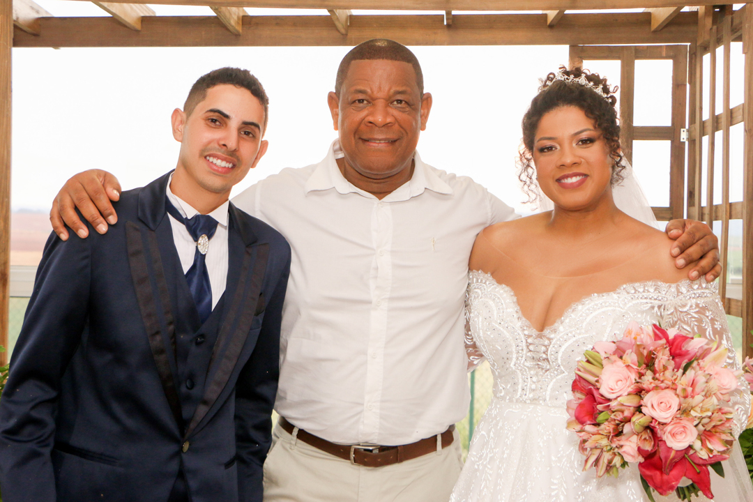 Noivo e Noiva com Pastor no casamento  Gonçalo do Sapucaí - MG 