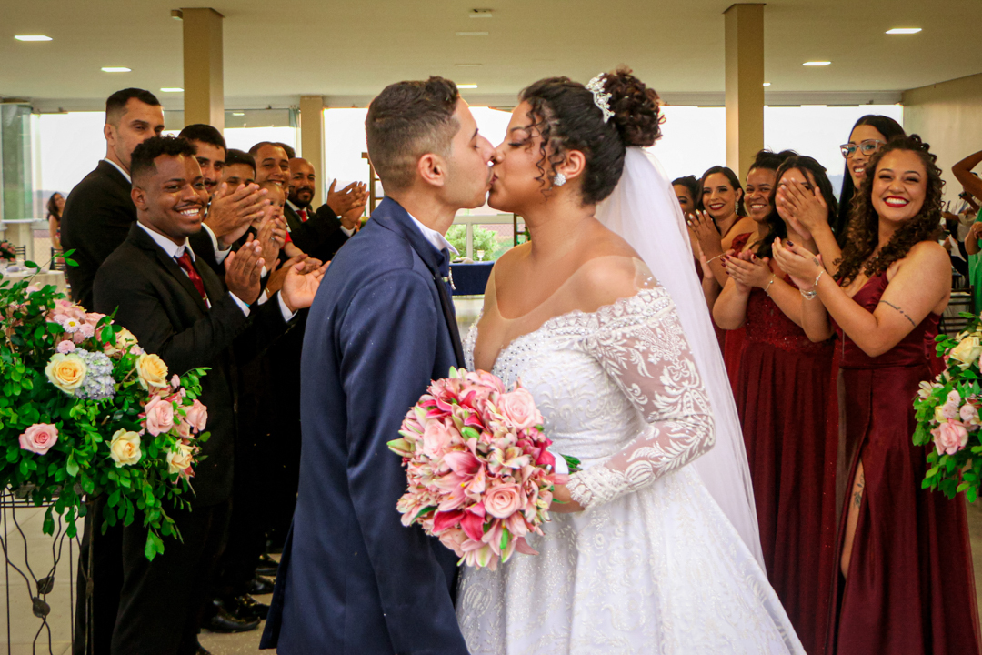 Beijo noivo e noiva no final do casamento São Gonçalo Sapucaí - MG  