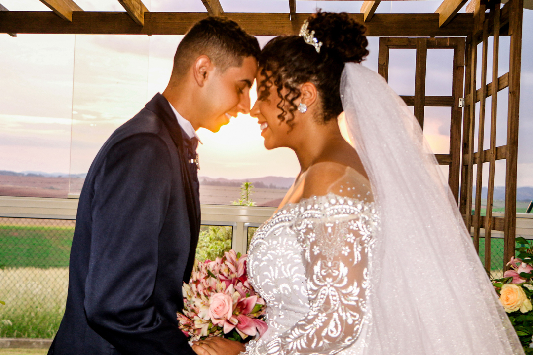 noivo e noiva no final do casamento São Gonçalo Sapucaí - MG  