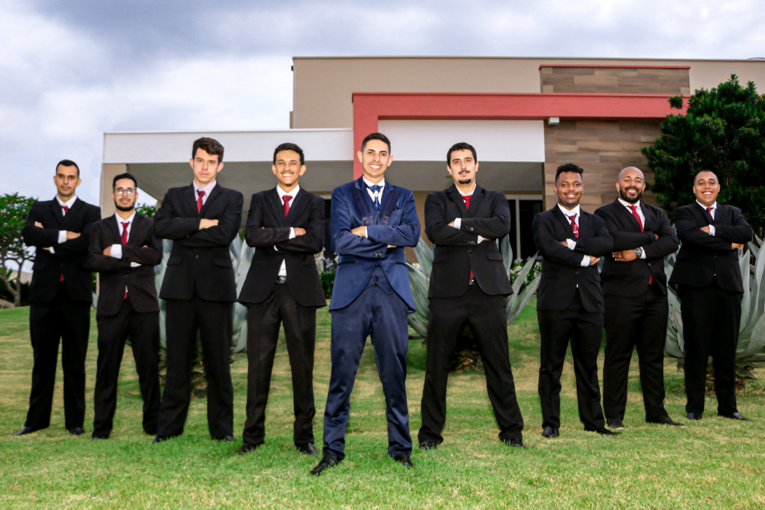 Noivo e padrinhos no final do casamento - São Gonçalo Sapucaí - mg 