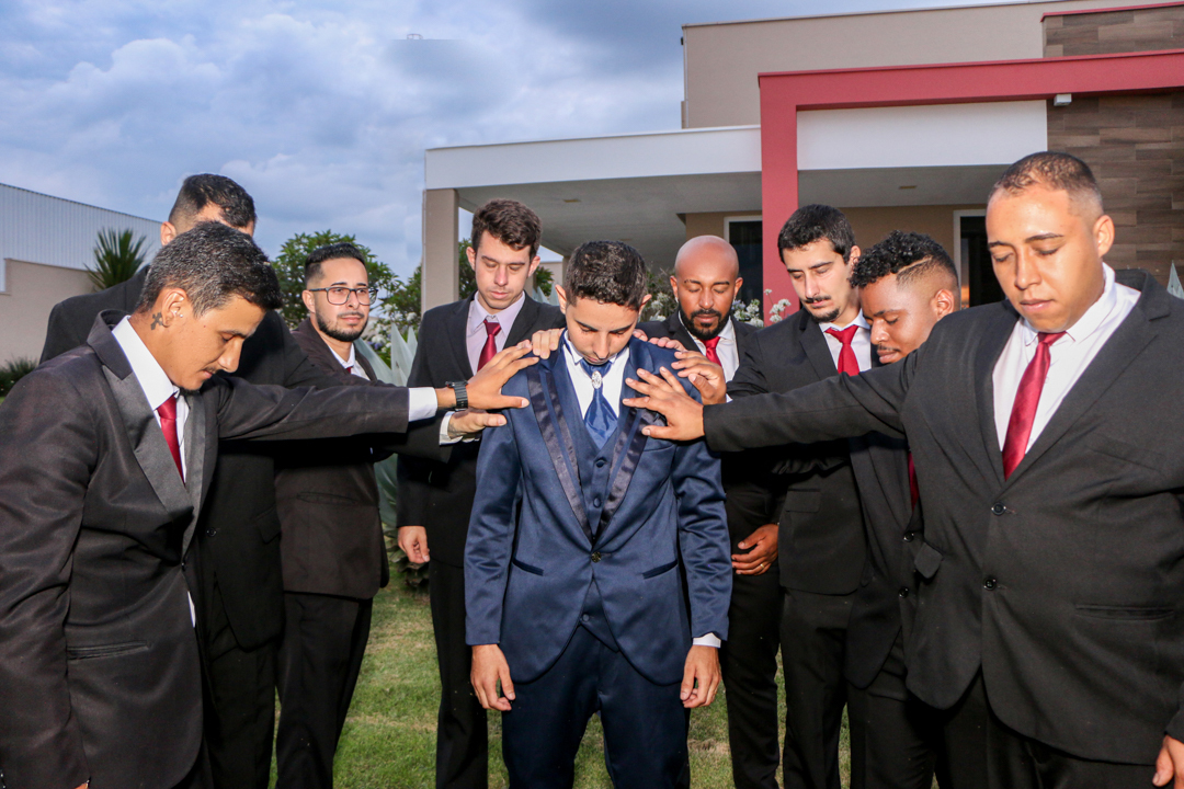 Noivo e padrinhos no final do casamento - São Gonçalo Sapucaí - mg 