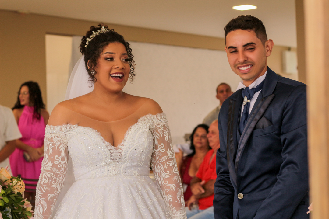 noivo e noiva no altar casamento São Gonçalo do Sapucaí - MG 