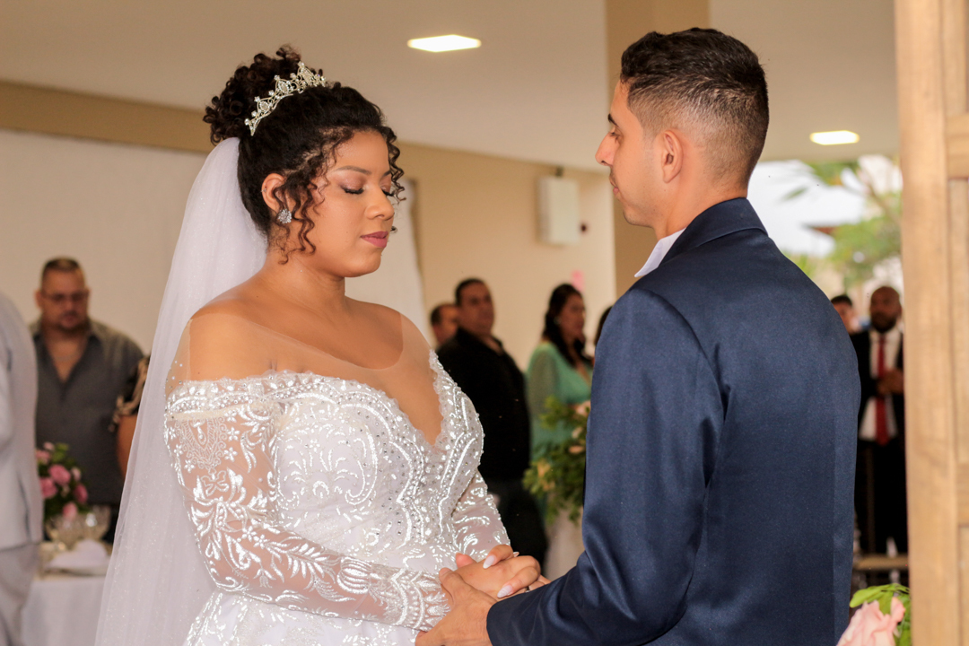 Noiva e noivo de Mãos dadas casamento São Gonçalo do Sapucaí - MG 