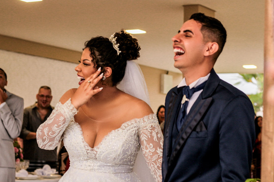 Noiva e noivo de Mãos dadas casamento São Gonçalo do Sapucaí - MG 