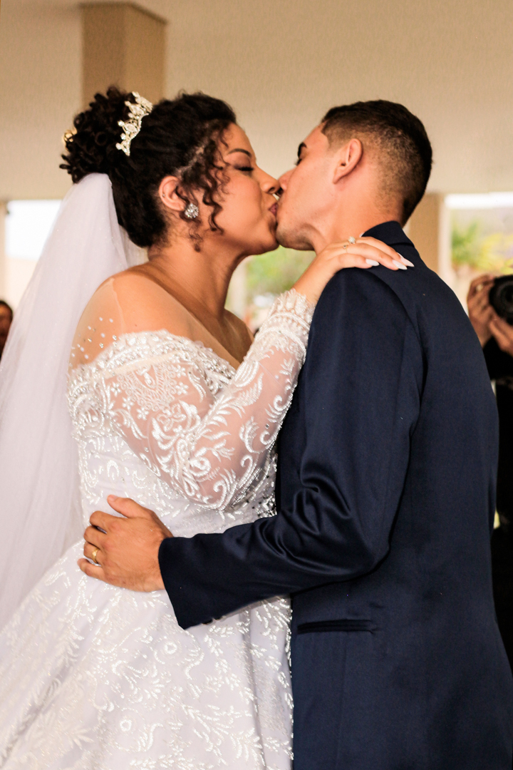 Beijo Noiva e noivo casamento  São Gonçalo do Sapucaí - MG 