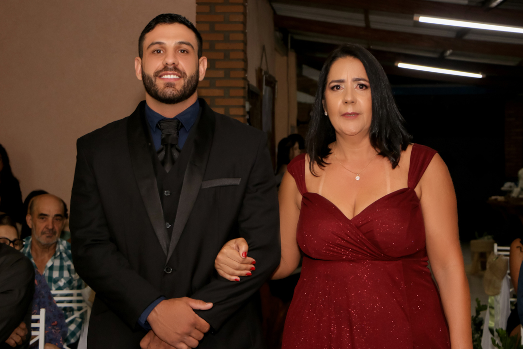 Entrada do noivo com sua mãe no casamento em São José dos Campos - SP