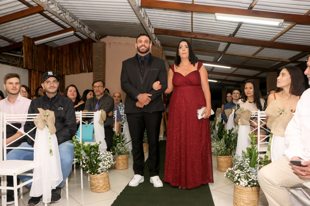 Entrada do noivo com sua mãe no casamento em São José dos Campos - SP