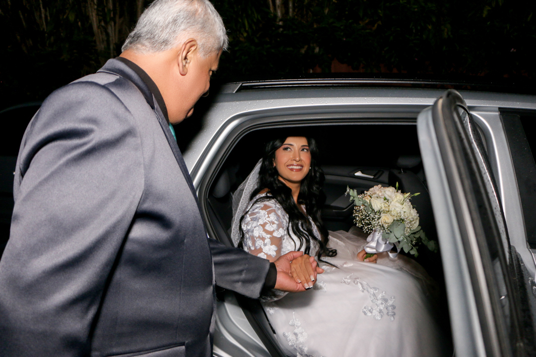 Chegada da noiva em seu casamento em  São José dos Campos - SP