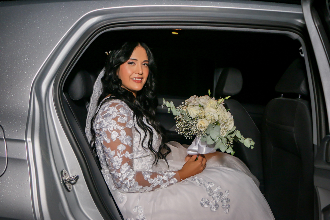 Chegada da noiva em seu casamento em  São José dos Campos - SP