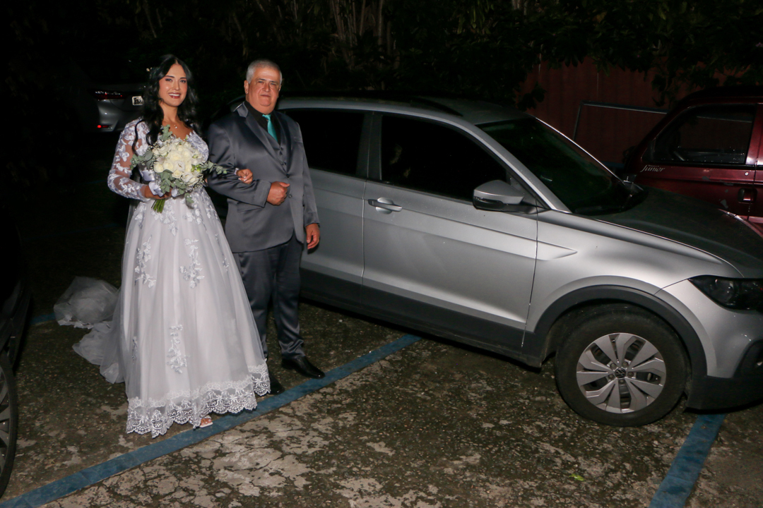 Chegada da noiva em seu casamento em  São José dos Campos - SP
