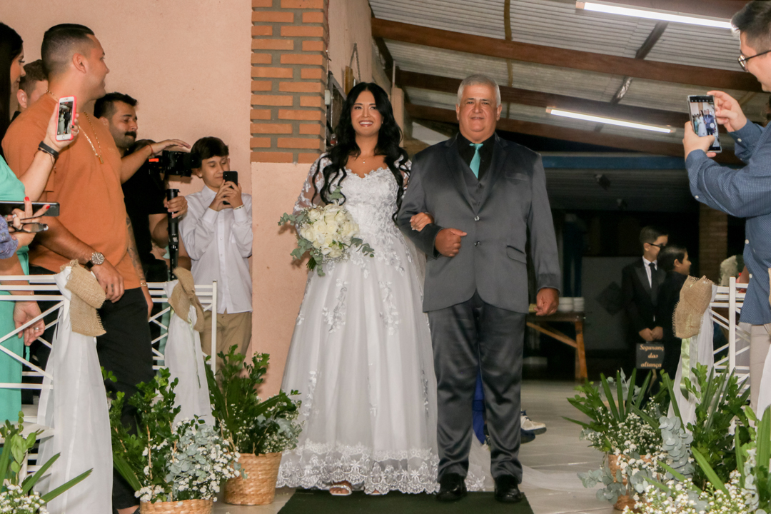 Entrada da Noiva em seu casamento acompanhada de seu  pai  -  São José dos Campos - SP