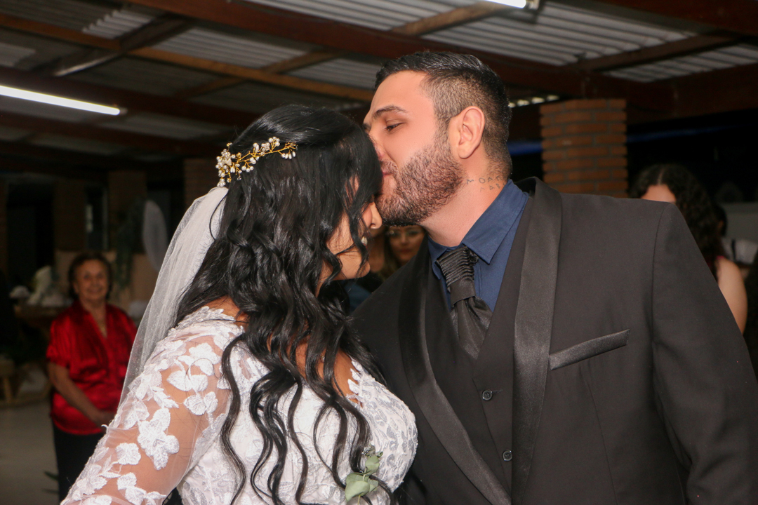 Noivo indo buscar sua noiva no seu casamento em - São José dos Campos - SP