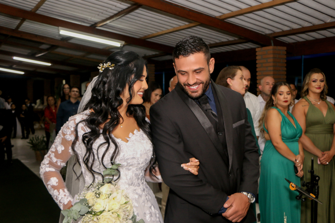 Noivo com sua noiva em seu casamento em São José dos Campos - SP