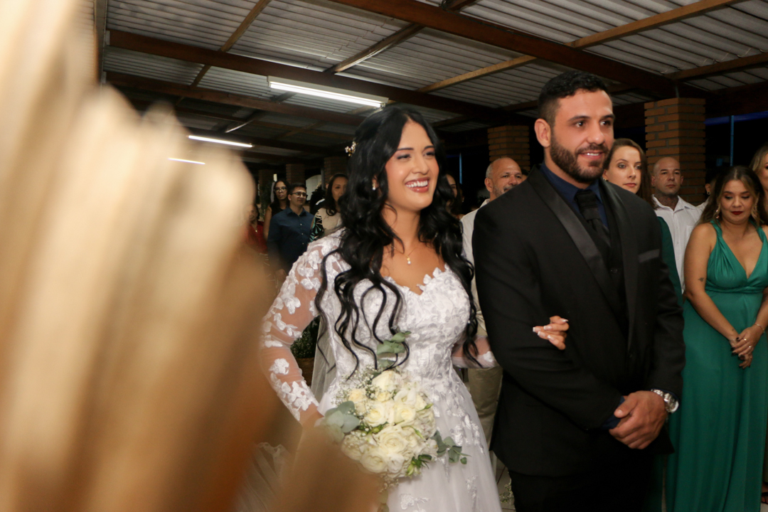 Noivo com sua noiva em seu casamento em São José dos Campos - SP