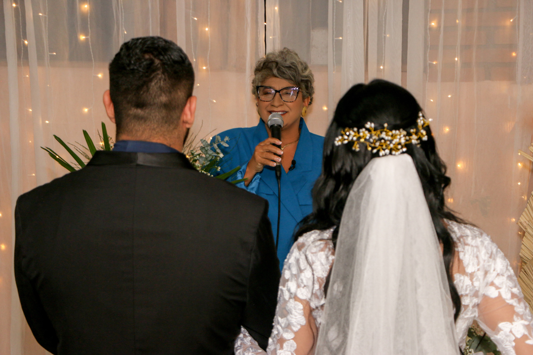 Noivo com sua noiva em seu casamento em São José dos Campos - SP