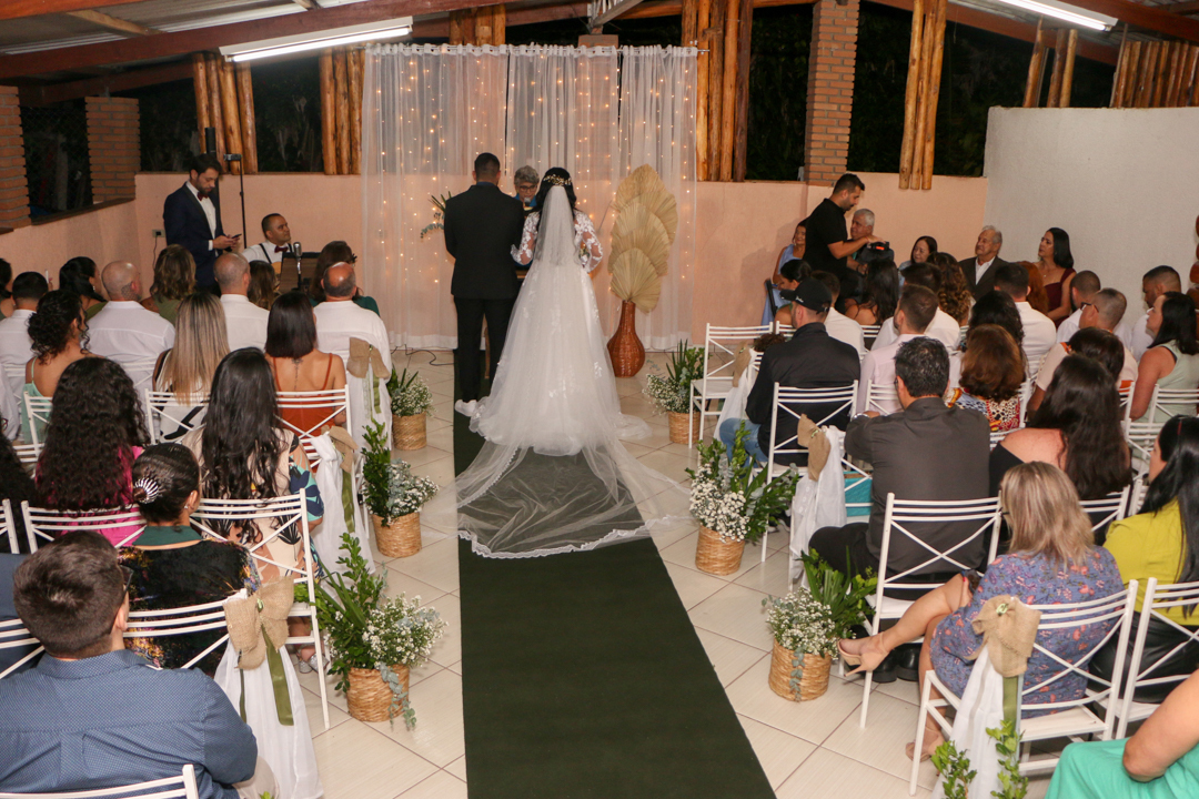 Noivo com sua noiva em seu casamento em São José dos Campos - SP