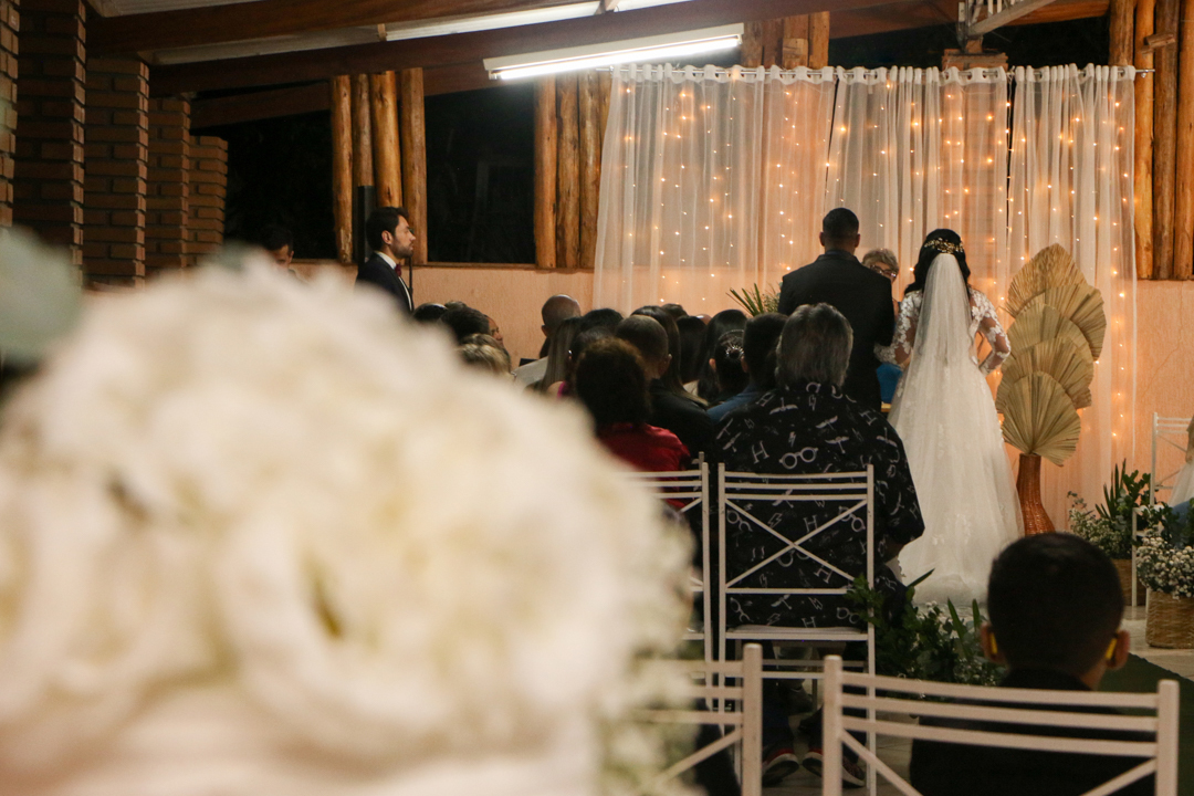 Noivo com sua noiva em seu casamento em São José dos Campos - SP