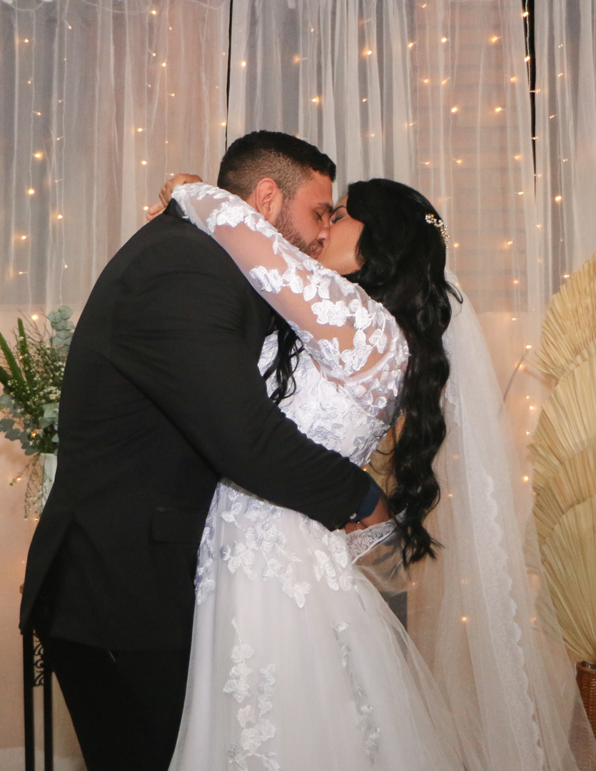 Noiva e noivo recém casados em seu primeiro beijo depois da cerimonia de casamento em -São José dos Campos - SP