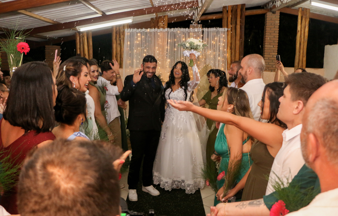 Saída do noivo e noiva de seu casamento em  São José dos Campos - SP