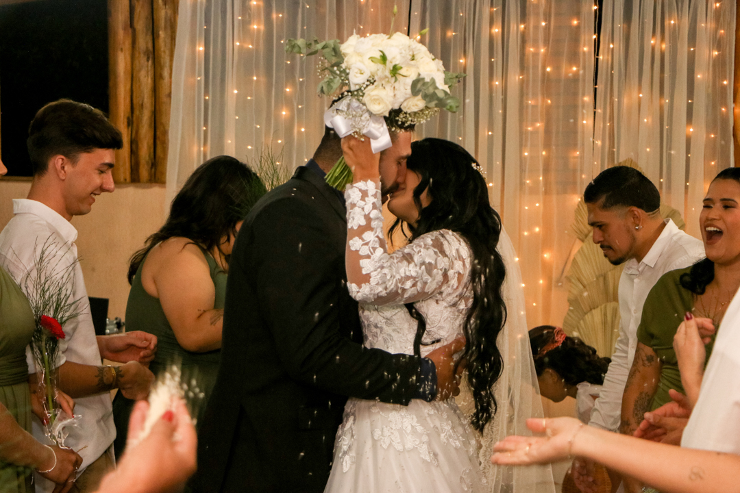 Saída do noivo e noiva de seu casamento em  São José dos Campos - SP