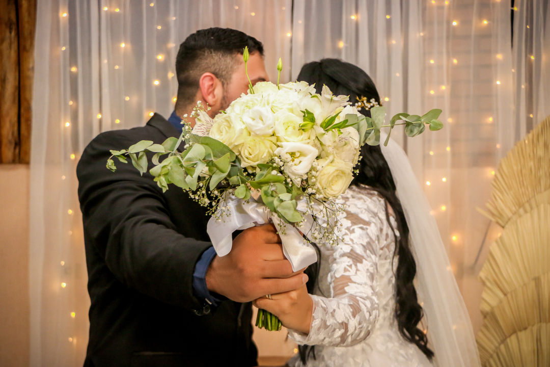noivo e noiva juntos em lindas fotos pós casamento em -  São José dos Campos - SP