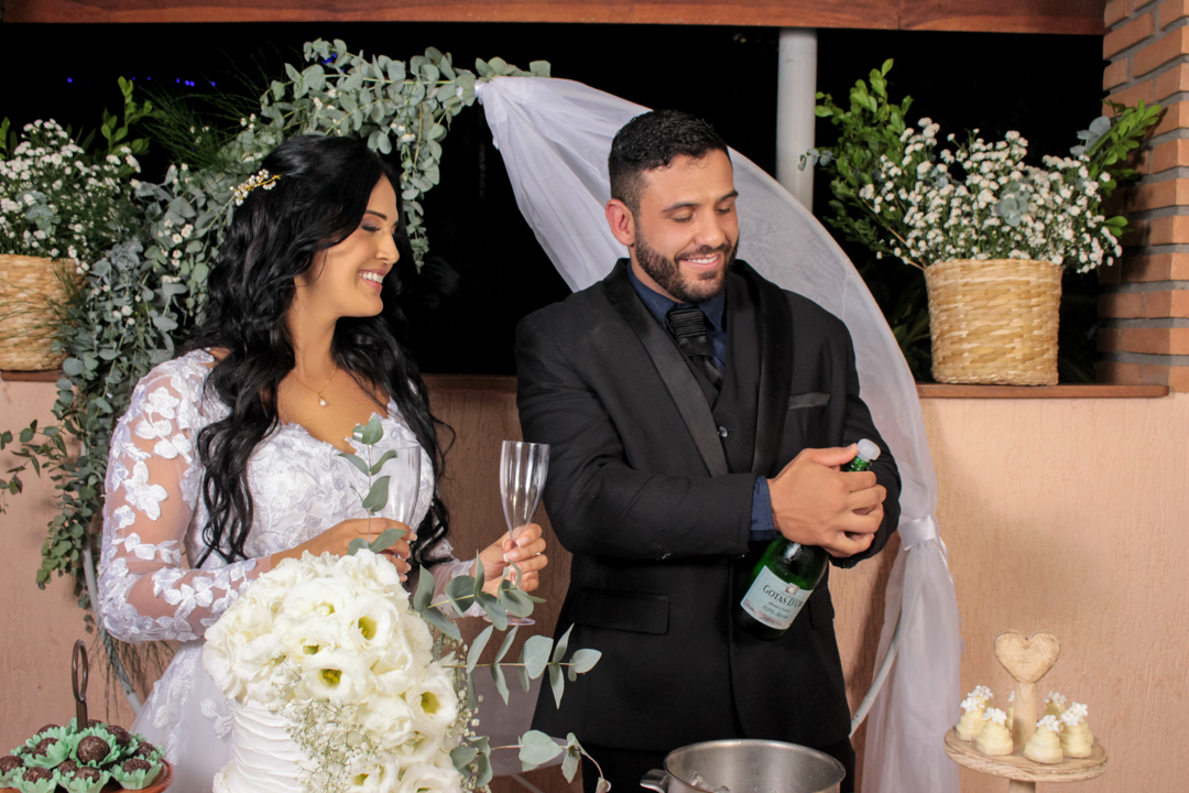 Noivos tirando fotos no final do casamento São José dos Campos - SP