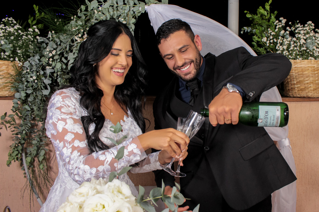 Noivos tirando fotos no final do casamento São José dos Campos - SP