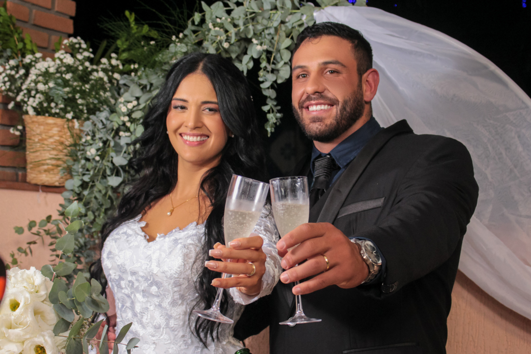 Noivos tirando fotos no final do casamento São José dos Campos - SP