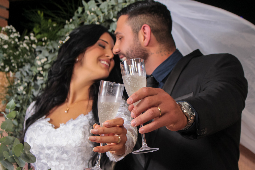 Noivos tirando fotos no final do casamento São José dos Campos - SP