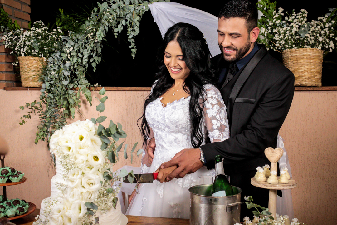 Noivos tirando fotos no final do casamento São José dos Campos - SP