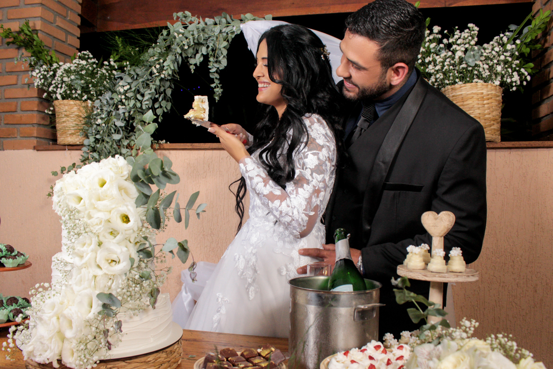 Noivos tirando fotos no final do casamento São José dos Campos - SP