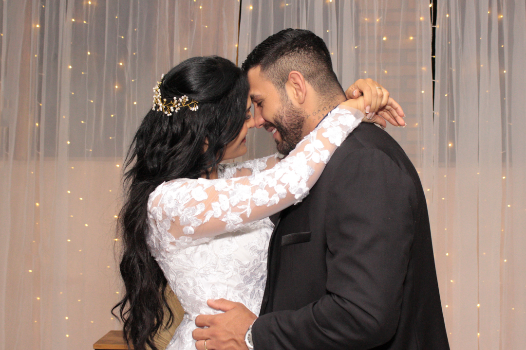 Noivos tirando fotos cortando o bolo no final do casamento São José dos Campos - SP