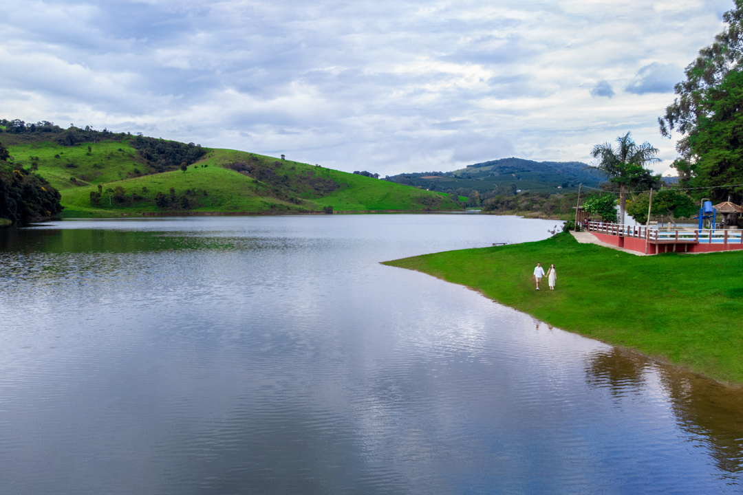 Casal na beira do lago, fotos ensaio em São Gonçalo do Sapucaí - MG