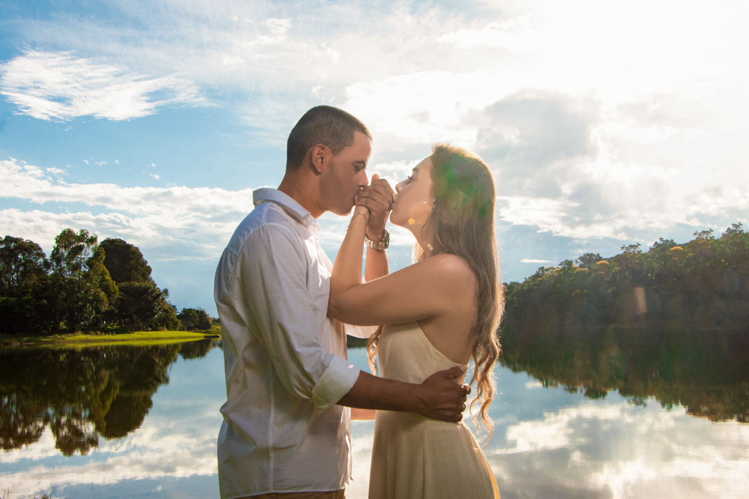 Casal na beira do lago com por do sol, fotos ensaio em São Gonçalo do Sapucaí - MG