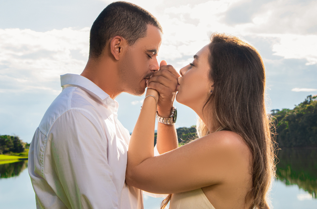 Casal na beira do lago com por do sol, fotos ensaio em São Gonçalo do Sapucaí - MG