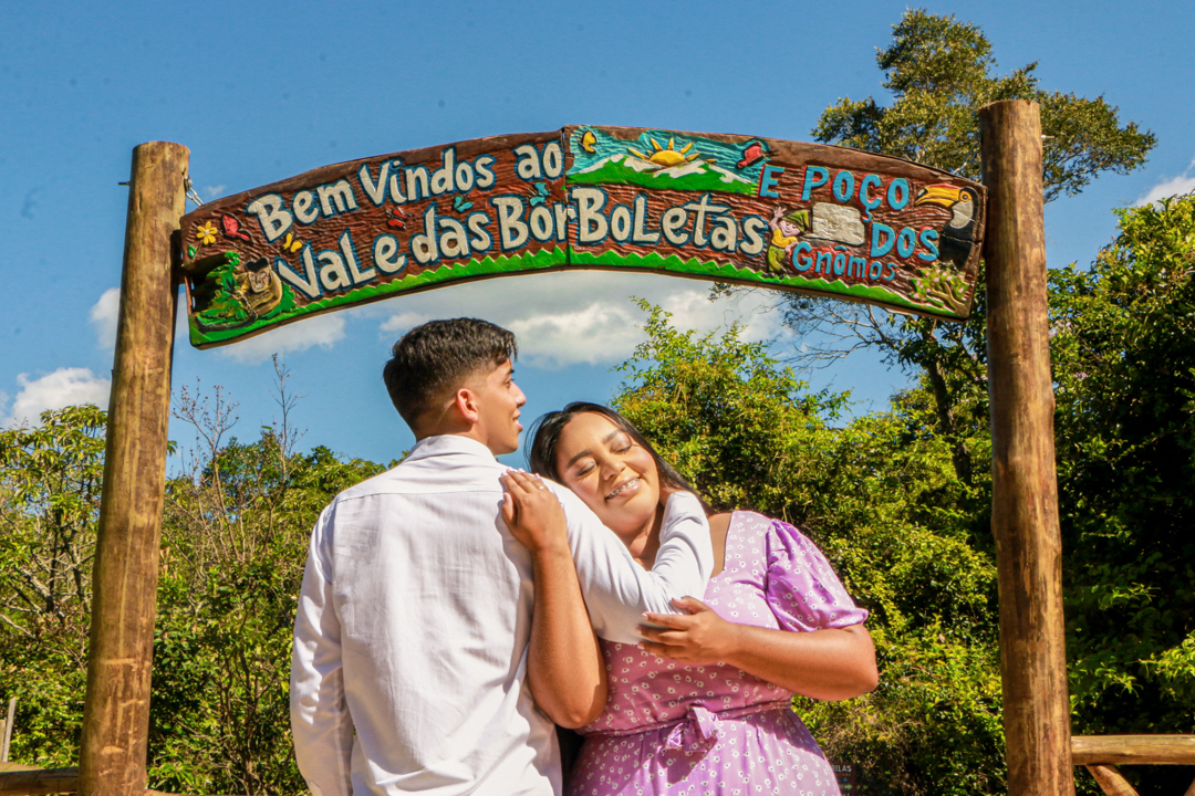 Casal juntos na entrada do vale das borboletas e poço dos gnomos em São Tomé das Letras - MG