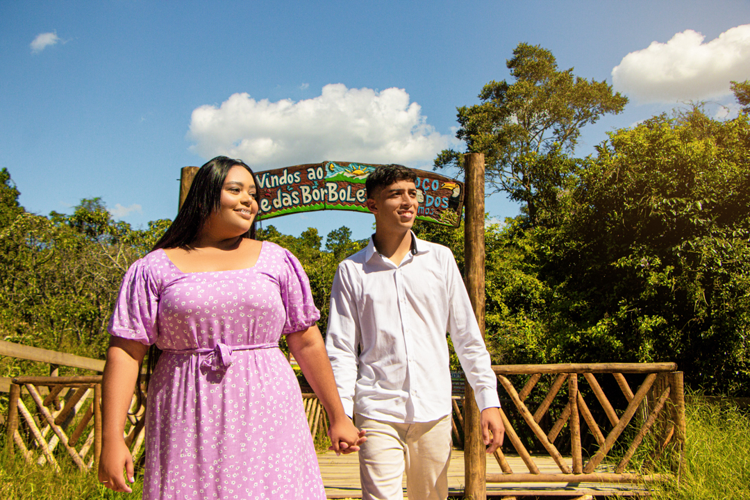 Casal juntos saindo do vale das borboletas em São Tomé das Letras - MG