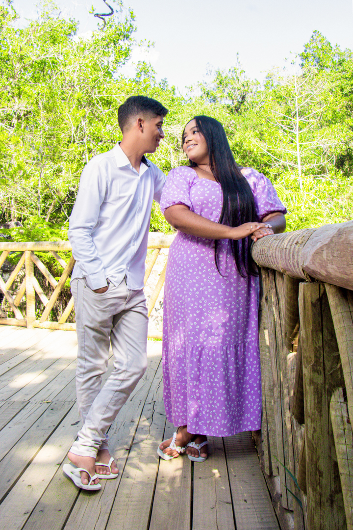 Casal junto em um deck  no vale das borboletas em São Tomé das Letras - MG