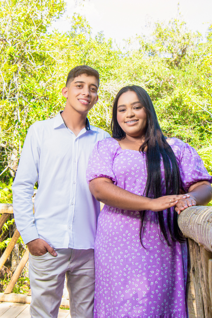 Casal junto em um deck  no vale das borboletas em São Tomé das Letras - MG