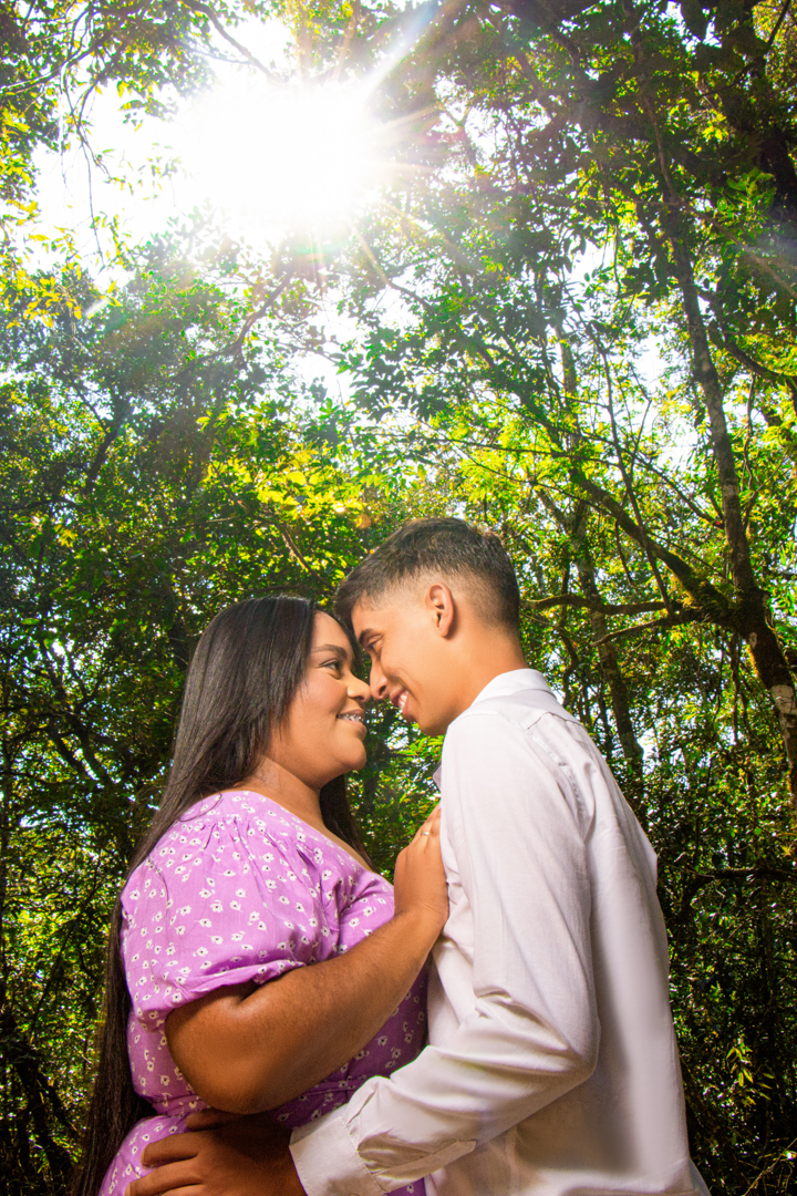 Casal junto  no meio da trilha  no vale das borboletas em São Tomé das Letras - MG